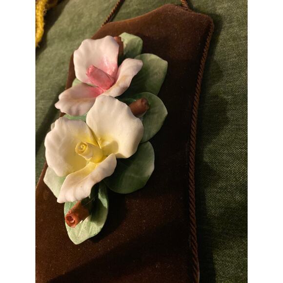 Vintage Mid Century Italian Porcelain 3D Roses Velvet Plaque Capodimonte Bisque - Picture 4 of 4